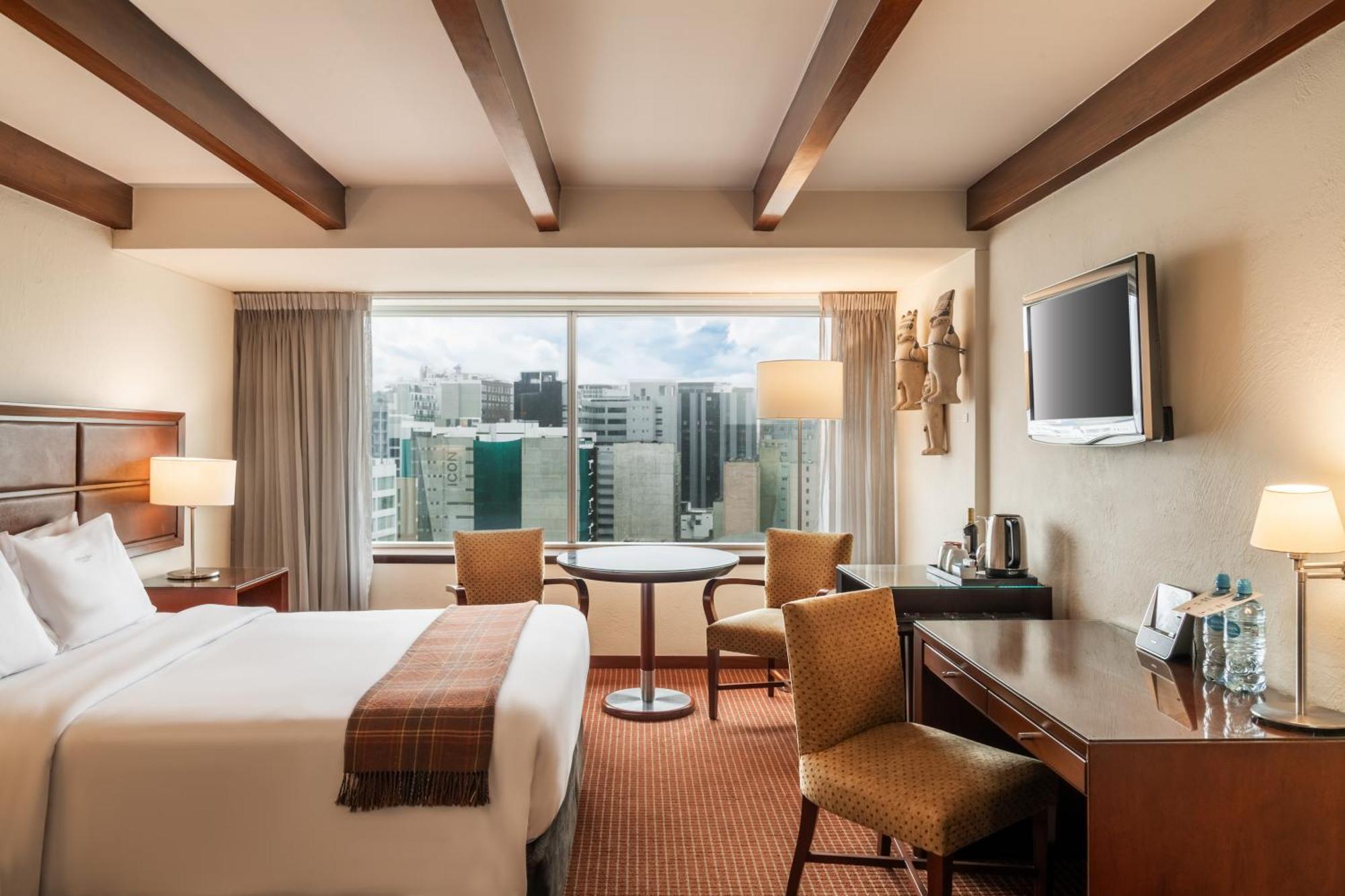 Casa Andina Premium Miraflores Lima Exteriör bild A guest room at the Four Seasons Hotel, Lima